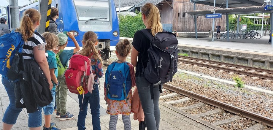 Die Vorschüler warten am Bahnhof gespannt auf den Zug. 